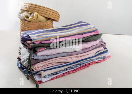 Pila de ropa usada y una cesta para la lavandería. Organizar el armario