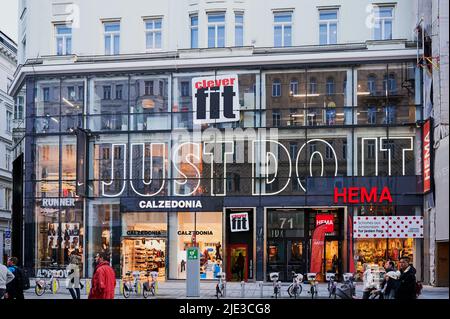 Viena, Austria - 18 de febrero de 2020: frente en la calle comercial Mariahilfer en Viena, otras tiendas como Hema, Calzedonia y ajuste inteligente Fotografía de stock - Alamy