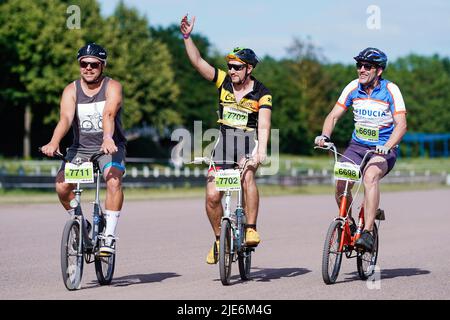 Herxheim, Alemania. 25th de junio de 2022. Los participantes viajan en la carrera de bicicletas de culto 'World-Klapp' con bicicletas plegables en la pista de arena 'Duwak-Track'. En la carrera de carreras, los 99 primeros se determinan a partir de tres calentamientos preliminares, que a continuación, seleccionar el jinete de bicicleta plegable femenino y masculino más rápido y el equipo más rápido en el calor final. Crédito: Uwe Anspach/dpa/Alamy Live News Foto de stock