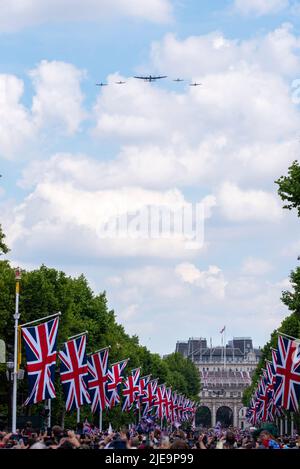 Fiesta de cumpleaños de la Reina del Jubileo Platino Después de Trooping The Colour 2022. RAF BBMF Bombardero Lancaster y cazas Spitfire y Hurricane