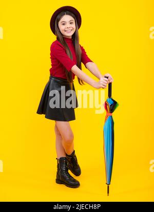 Unos niños lindos en el parque de otoño. Los pies del niño. Medias amarillas  y un vestido azul Fotografía de stock - Alamy