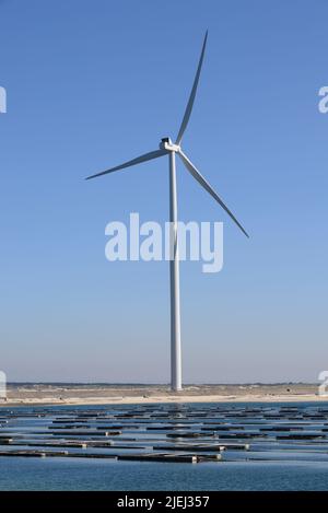 Moderne weiße Windkraftanlagen oder Windmühlen, erneuerbare Energie Foto de stock