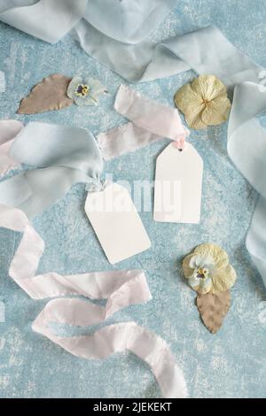 regalo decoración, color blanco mockup etiqueta con cinta Foto de stock