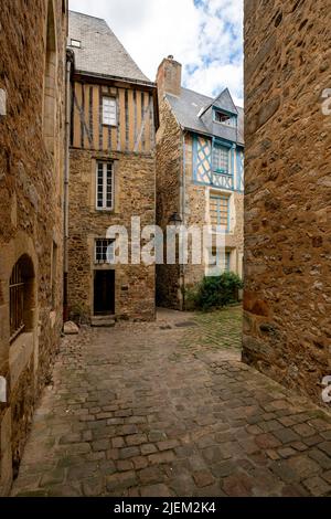 Casas tradicionales de entramado de madera en Cite Plantagenet, Le Mans. Pays de la Loire, Francia. Foto de stock
