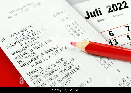 Einkauf von Lebensmitteln im Juli 2022 mit Bon, Kalender und Rechner Foto de stock