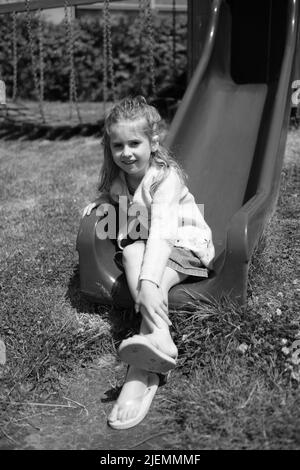 Niña, de 5 años, jugando en el parque Foto de stock