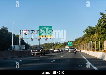 Woodbridge, EE.UU. - 18 de octubre de 2021: Autopista i-95 carretera interestatal en Virginia con coches en viaje en la mañana de tráfico cerca de Washington DC y la señal de P. Foto de stock