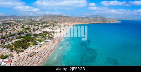 Vista aérea del mar turquesa del suburbio de vacaciones Varkiza Foto de stock