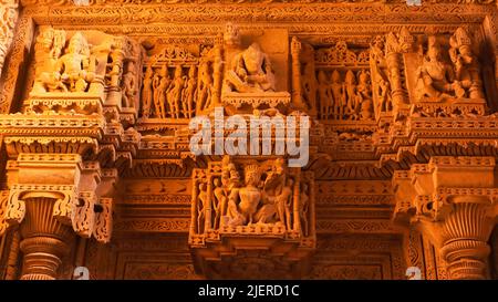 Talla del Señor Brahma, Vishnu y Mahesh en la entrada de Saas Bahu o Templo Mahasabha, Fuerte Gwalior, Madhya Pradesh, India. Foto de stock