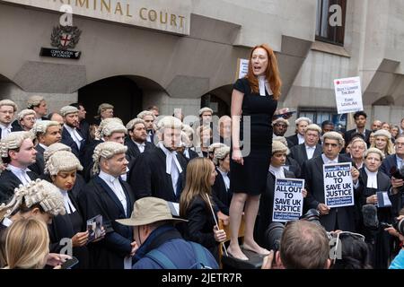 Lucie Wibberley (hablando), la secretaria adjunta de la Asociación de Abogados Criminales, en la huelga de abogados por sueldo, en las afueras de Old Bailey. Foto de stock