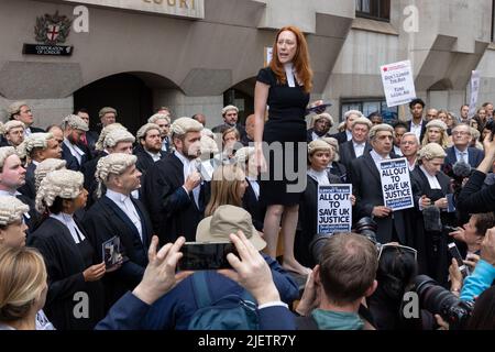 Lucie Wibberley (hablando), la secretaria adjunta de la Asociación de Abogados Criminales, en la huelga de abogados por sueldo, en las afueras de Old Bailey. Foto de stock