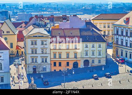 Grandes fachadas de edificios históricos en la Plaza del Mercado de Cabbage (Zelny TRH) en el casco antiguo de Brno, República Checa Foto de stock