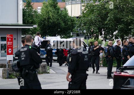 26 de junio de 2022, Garmisch-Partenkirchen, Baviera, Alemania: El 26 de junio de 2022 hasta 2000 personas se unieron a una manifestación en Garmisch-Partenkirchen, Baviera, Alemania para protestar contra el G7 y sus políticas. La protesta fue organizada por la alianza Stop G7 Elmau. Grupos de anticapitalista, clima y medio ambiente, anti-globalización y movimiento por la paz formaron parte de la alianza. (Imagen de crédito: © Philipp Brinkmann/Alto Press a través DE ZUMA Press)