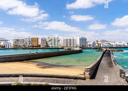 Paisaje urbano de Arrecife visto desde el castillo de San Gabriel, capital de Lanzarote, Islas Canarias, España Foto de stock