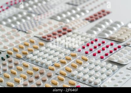 Antecedentes de un gran grupo de cápsulas y píldoras variadas Foto de stock