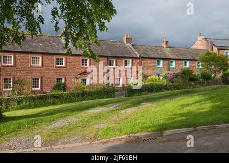 Fila de casas de labranza de piedra antigua en el pueblo de Dufton cerca de Appleby-in-Westmorland, Cumbria Foto de stock