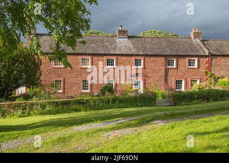 Fila de casas de labranza de piedra antigua en el pueblo de Dufton cerca de Appleby-in-Westmorland, Cumbria Foto de stock