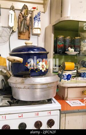ollas con comida para cocinar en la cocina con estufa de gas 25055400 Foto  de stock en Vecteezy