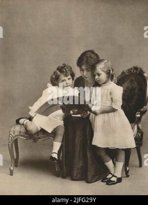 Princesa Margarita de Connaught. 15 de enero de 1882 - 1 de mayo de 1920. Fue la Princesa heredera de Suecia como la primera esposa del futuro rey Gustaf VI Adolf. Era la hija mayor del príncipe Arturo, duque de Connaught, tercer hijo de la reina Victoria del Reino Unido, y su esposa la princesa Luisa Margarita de Prusia. Conocida en Suecia como Margareta, su matrimonio produjo cinco hijos, y es la abuela del rey Carl XVI Gustaf de Suecia y de las reinas Margrethe II de Dinamarca y Anne-Marie de Grecia. Murió 30 años antes de que su marido llegara al trono de Suecia. Fotografiado con sus hijos Foto de stock