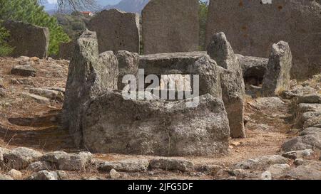 Tomba dei Giganti 'Li Lolghi' en la isla de Cerdeña, Italia Foto de stock