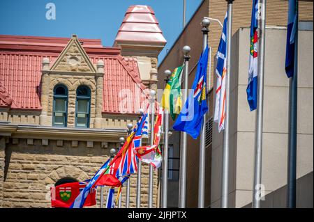 Varias banderas provinciales ondeando en el Wind inn Calgary, Alberta. Foto de stock
