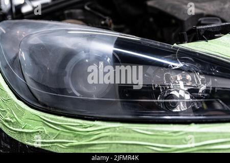 Antes y después de la limpieza, pulir los faros del coche Fotografía de  stock - Alamy