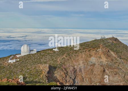 Observatorio Roque de los Muchachos en La Palma. Un observatorio astronómico en la cima de una montaña con espacio de copia azul cielo. Telescopio rodeado por Foto de stock