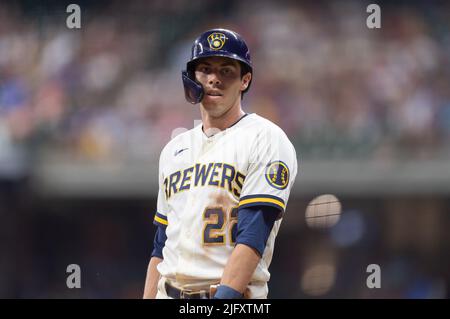 Milwaukee, WI, USA. 8 de mayo, 2018. Milwaukee Brewers el jardinero central  Christian Yelich #22 durante el partido de béisbol de las Grandes Ligas  entre los Cerveceros de Milwaukee y los Indios