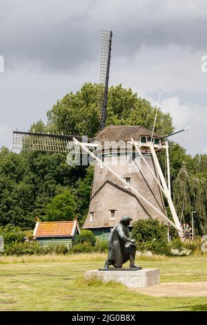 La estatua de Rembrandt en la zona sur de Ámsterdam, donde fluye el río Amstel hacia el sur. El famoso pintor Rembrandt tenía una casa junto al río y se cree que muchos de inspiración para sus pinturas comenzaron aquí. Foto de stock