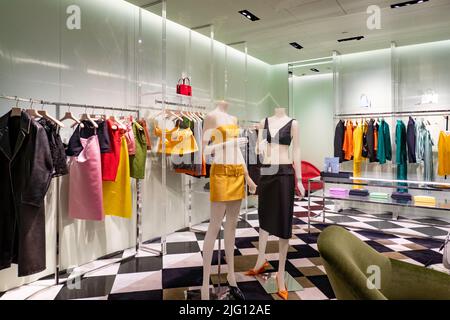 Prada store, la Quinta Avenida, Manhattan, Nueva York, EE.UU Fotografía de  stock - Alamy