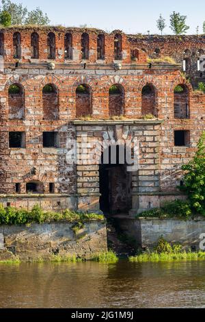 Nowy Dwor Mazowiecki, Polonia - 12 de agosto de 2021. Granero de la Fortaleza de Modlin en verano Foto de stock