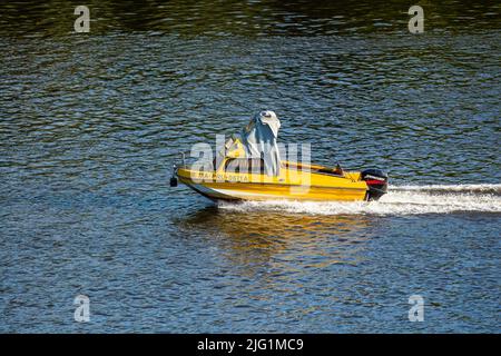 Nowy Dwor Mazowiecki, Polonia - 12 de agosto de 2021. Barco amarillo con motor Mercury Foto de stock