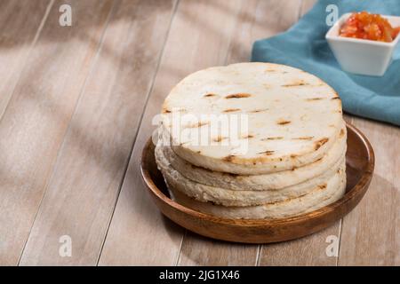 https://l450v.alamy.com/450ves/2jg1x46/arepas-comida-tipica-de-america-latina-arepas-de-maiz-blanco-2jg1x46.jpg