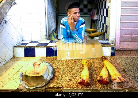 Meknes Marruecos. El carnicero en el zoco Foto de stock