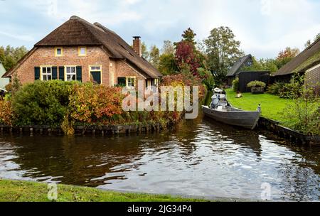 La encantadora belleza de Giethoorn pueblo, famoso por sus canales y multitud de puentes de madera, Overijssel, los Países Bajos. Foto de stock