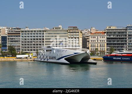 Atenas, Grecia - 2022 de mayo: Ferry de doble casco de alta velocidad Champion Jet amarrado en el puerto de Pireo después de llegar desde una de las islas griegas. Foto de stock