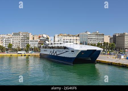Atenas, Grecia - 2022 de mayo: Ferry de alta velocidad de doble casco Campeón del Mundo Jet amarrado en el puerto del Pireo después de llegar desde una de las islas griegas. Foto de stock