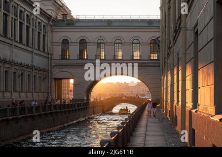 SAN PETERSBURGO, RUSIA - 04 DE JULIO de 2022: Tarde de julio en el Canal de Invierno Foto de stock