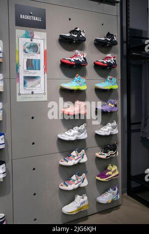 El interior de la tienda adidas en en Greenwich Village, Nueva York Fotografía de stock - Alamy