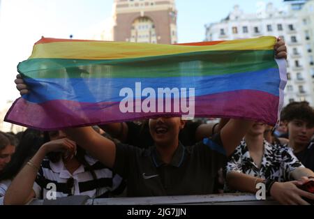 Madrid, España. 7th de junio de 2022. Los asistentes a la fiesta lanzan una bandera LGBTQ+ Pride en un concierto durante la Semana del Orgullo en Madrid, España. Crédito: Isabel Infantes/Alamy Live News Foto de stock