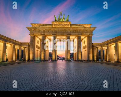 Puesta de sol en la puerta de Brandenburgo en Berlín, Alemania