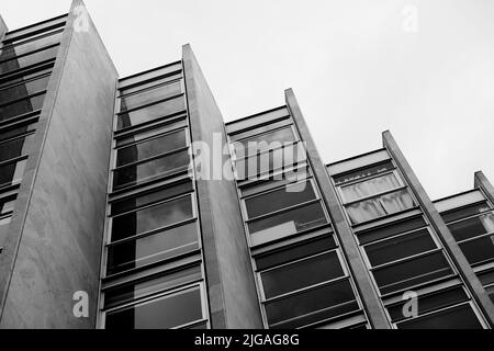 Perspectiva de edificio moderno en millones el 19 de marzo de 2021 en Madrid, España Foto de stock