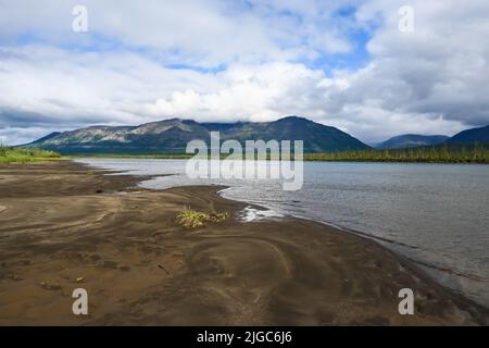 Un río en la meseta de Putorana. Paisaje acuático de verano en el norte de Siberia oriental. Foto de stock