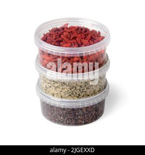 https://l450v.alamy.com/450ves/2jgexxd/tres-contenedores-de-plastico-con-superalimentos-bayas-de-goji-secas-nibs-de-cacao-y-semilla-de-canamo-aislados-sobre-fondo-blanco-2jgexxd.jpg