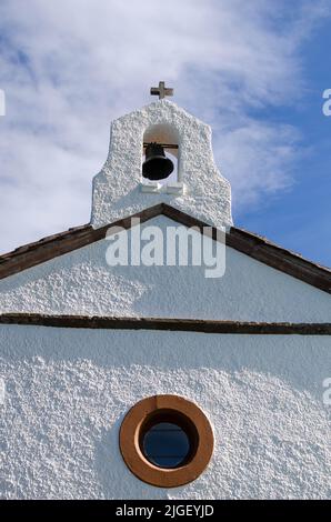 Plano vertical de una pared blanca y el campanario de una capilla Foto de stock