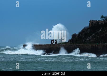 Olas rompiendo en el nuevo paseo marítimo de San Sebastián durante una tormenta, España Foto de stock