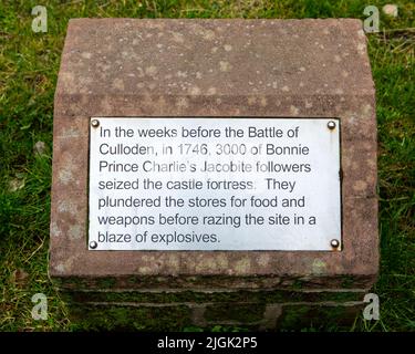 Inverness, Escocia - Octubre de 8th 2021: Una placa en el histórico Castillo de Inverness en la ciudad de Inverness, Escocia - que describe cómo era el castillo Foto de stock