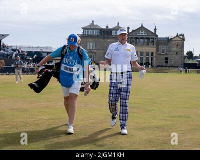 Open GolfChampionships 150th, St Andrews, Julio 11th 2022 Ian Poulter camina por la calle 1st durante una ronda de práctica en el Old Course, St Andrews, Escocia. Crédito: Ian Rutherford/Alamy Live News. Foto de stock