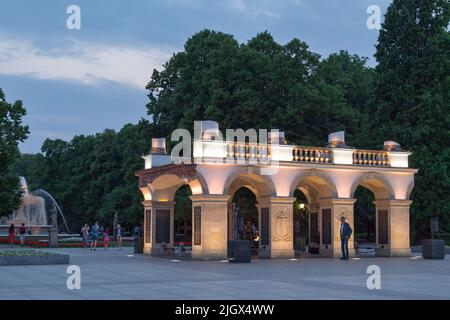 Varsovia, Polonia - 08 2019 de junio: Tumba del Soldado Desconocido junto a la Fuente en el Jardín Sajón al anochecer. Foto de stock