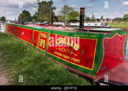Barcazas rojas y verdes amarradas a lo largo de Gloucester y Sharpness Canal, Frampton on Severn, Gloucestershire, Reino Unido Foto de stock